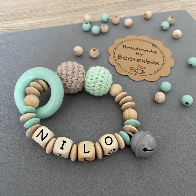 Greifling mit Namen aus Holz für Kinder handgemacht in Dresden Greifling mit Namen aus Holz für Kinder handgemacht in Dresden