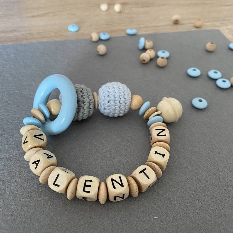 Greiflinge für Babys - ab wann solltest du einen Greifling anbieten? Greifling mit Namen und Buchstaben und Mini-Greifling